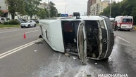 У Києві сталася ДТП із чотирма авто - перекинувся пасажирський мікроавтобус, є постраждалі