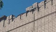 Росіяни обстріляли у Херсоні заклад освіти - пробиті дах та стіна
