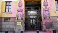 У столиці Фінляндії вандали облили рожевою фарбою будівлю Міноборони