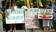 Українці відзначили День захисту дітей акцією протесту перед посольством Росії в Лісабоні