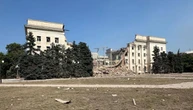 Вдарили вдруге за день: війська РФ знищили будівлю Херсонської ОДА та облради