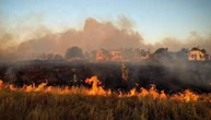У Миколаєві вирують три масштабні пожежі, вогонь підібрався до житлового сектору