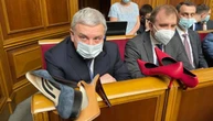 «Лютий треш»: депутатки з ЄС вручили міністру оборони туфлі на підборах
