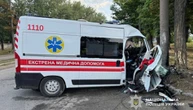 У Дніпрі «швидка» врізалася в стовп: один медик загинув, ще двоє постраждали