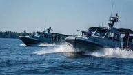 Екіпаж ВМС врятував групу цивільних, яких винесло у відкрите море на надувних кругах