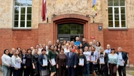 Посол вручив подяки колективу Українського освітнього центру імені Едвардса Вірзи в Ризі