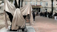 У Сумах в річницю російської атаки на лікарню відкрили пам'ятник загиблим медикам