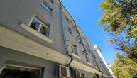 У центрі Херсона внаслідок обстрілу пошкоджені адмінбудівля, медичний та освітній заклади