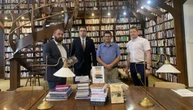 «Українську книжкову поличку» відкрили в угорському місті Дюлі
