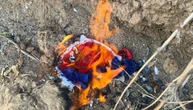 У Криму до «дня прапора РФ» активістки «Злої Мавки» спалюють російські триколори