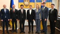 На Закарпаття прибув посол КНР, цікавиться виробництвом зеленої енергетики та скла