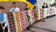 Франківський краєзнавчий музей отримав 11-метровий «Рушник єдності»