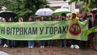 В Ужгороді пройшла перша акція протесту проти будівництва вітряків на полонині Руна