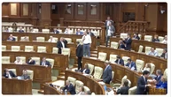 Мера Кишинева з сесійної зали парламенту вивели силою