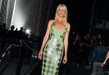 Versace, in passerella sfila una splendida Claudia Schiffer