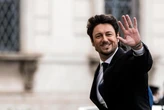 Andrea Giambruno ad Atreju: l’ex compagno di Giorgia Meloni a sorpresa alla festa di FdI. Stretta di mano con Arianna