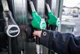 Sale il prezzo della benzina, al servito arriva a 2 euro