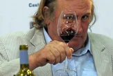 Depardieu in Corea del Nord, spunta video choc con frasi oscene su una bimba. E alla hostess: “Ho una trave nelle mutande”