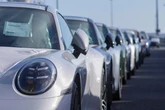 Gli stop lampeggianti diventano obbligatori, cosa cambia per le auto (non tutte) dal 7 luglio