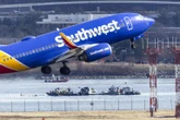 Usa, collisione sfiorata tra aereo di linea e un caccia. È la seconda volta in pochi giorni: cosa sta succedendo nei cieli Usa?