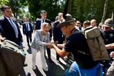 “Ritrovo l’orgoglio nazionale”. Meloni va al raduno degli Alpini. Ma Trump insiste: l’Italia non ci aiuta