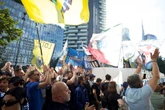 Biglietti finale Champions League, scatta la protesta degli ultras sotto la sede dell’Inter: striscioni contro la dirigenza