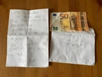 “Tre anni fa ti ho rotto lo specchietto. Ora lavoro, ecco i soldi”: trovata commovente lettera