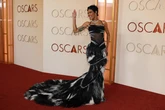 Piume, spacchi e scollature vertiginose: agli Oscar 2026 le star celebrano sé stesse e dimenticano l’impegno