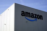 Si dà fuoco davanti allo stabilimento Amazon, il gesto disperato a Torrazza Piemonte