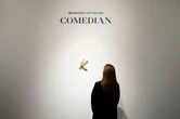 Un visitatore ha mangiato la banana di Cattelan: è la terza volta. L’artista deluso: “Ha confuso il frutto con l’opera stessa”