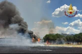 Incendio Cinecittà est: esplose 2 bombole di Gpl, salvata una donna. Chiuso il Grande Raccordo Anulare: le uscite consigliate