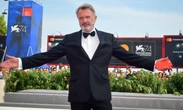 La malattia di Sam Neill e la terapia da 540mila dollari: “Morte improvvisa, era guarito dal cancro”