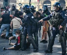 Barricate in strada e bistrot a fuoco: "Macron vattene, blocchiamo tutto"