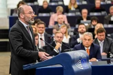 Weber rilancia sulla difesa comune europea. E sui rapporti con le destre: “Ppe unico argine al populismo”