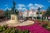 Disneyland Paris, il giallo del matrimonio di un uomo con una bambina di 9 anni. Quattro arresti