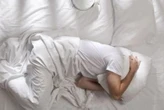 Il bebè non la lascia dormire e si addormenta (sfinita) sul posto di lavoro: 35enne viene licenziata, la giudice la reintegra