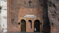 Lancia feci sugli affreschi della Basilica di Santa Maria degli Angeli a Roma: denunciata una turista austriaca