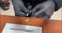 Penne-killer pronte a uccidere, nel blitz anti-droga scovato un mini-arsenale alla James Bond