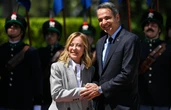 Il vertice con la Grecia, Meloni vede Mitsotakis. Ma in Europa si è isolata