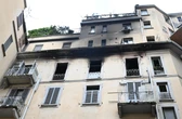 Milano, incendio in viale Abruzzi: si lancia dall’appartamento in fiamme al quarto piano e muore. La porta era chiusa a chiave dall’esterno