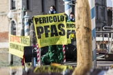 Pfas, veleni perenni. Parla Laura Fazzini: “Dal Veneto al Piemonte, cosa sono e quali danni provocano alla nostra salute”