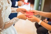 Ruba le buste coi soldi a un matrimonio e li spende in poche ore: ecco come