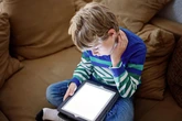 "Pc, smartphone e videogame alterano lo sviluppo cerebrale dei bambini”: allarme dei pediatri francesi