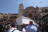 A Capaci i funerali di Simona Cinà, tutto il paese stretto attorno alla famiglia. L’omelia: “Vogliamo capire cosa è successo”