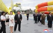 Kim Jong-un inaugura mega resort a Kalma. Con lui la figlia e la moglie, con borsetta Gucci