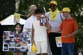 Il Papa tra le vittime della Terra dei fuochi, il grido di Angela: “Ho perso mia figlia e mio marito, al pontefice ho chiesto speranza”