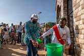 Ebola, la tempesta perfetta: conflitto, difficile tracciamento e fake news. “Oltre 900 casi e più di 200 morti”. Pregliasco: “Per questo ceppo non esiste vaccino”