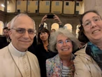 Selfie con la gente e il primo autografo da Papa: Leone XIV a sorpresa fuori dal Vaticano