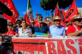 Strage di braccianti, corteo Cgil ad Amendolara. Schlein: “Sequestrare aziende che sfruttano le vittime”. Landini: “Serve rivolta morale e sociale contro il caporalato”