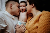 Dieci giorni di paternità non sono niente. Perché la proposta di cinque mesi obbligatori e retribuiti anche ai papà è un fatto di civiltà